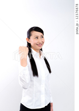 女性　中年　ビジネスウーマン　ガッツポーズ 12376878