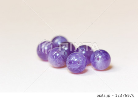 並んだ天然石、パープル 12376976