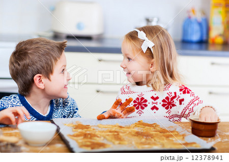Kids baking cookies 12378941