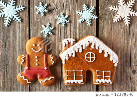 Christmas gingerbread man and house cookies 12379546