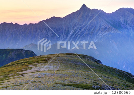 北アルプス・双六岳 朝の山頂平原と槍ヶ岳 北アルプス・双六岳 朝の山頂平原と槍ヶ岳 12380669