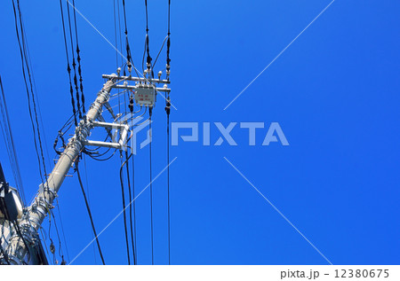 電線と電柱 12380675
