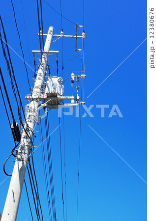 電線と電柱 12380676