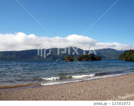 波立つ十和田湖の写真素材