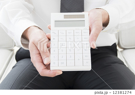 見積りイメージ　電卓を見せる男性手元 12381274