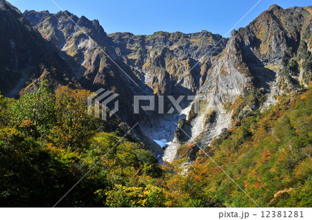 群馬県　水上町　秋の谷川岳　一ノ倉沢の紅葉 12381281