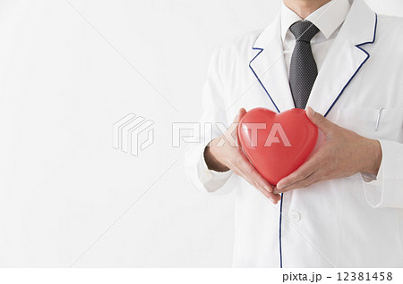 真心込めて ハートを持つ医者手元 真心込めて ハートを持つ医者手元 12381458