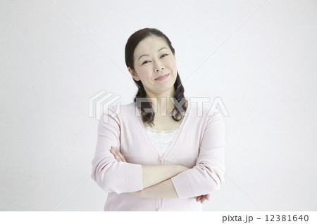 40代女性爽やか問いかけ自然光ポートレイト 40代女性爽やか問いかけ自然光ポートレイト 12381640