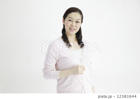 40代女性爽やかか語りかけ自然光ポートレイト 40代女性爽やかか語りかけ自然光ポートレイト 12381644