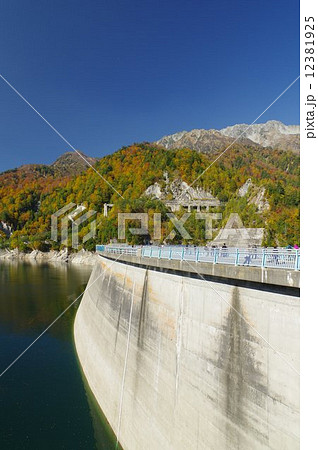 紅葉の黒部ダム（立山黒部アルペンルート） 12381925