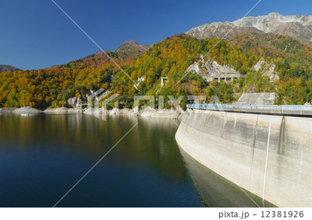 紅葉の黒部ダム（立山黒部アルペンルート） 12381926