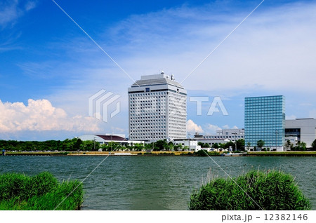 新潟県庁と信濃川 12382146