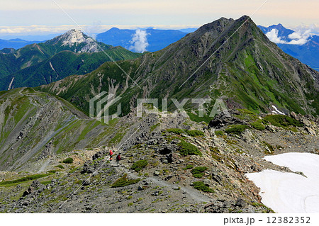 南アルプス・間ノ岳から縦走路を行く登山者と北岳・甲斐駒ヶ岳・八ヶ岳 12382352