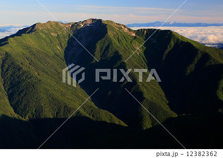 南アルプス・北岳山頂から仙丈ヶ岳と北アルプス方面遠望 南アルプス・北岳山頂から仙丈ヶ岳と北アルプス方面遠望 12382362