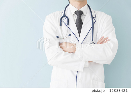 医療イメージ　腕組みをする医者手元 12383421