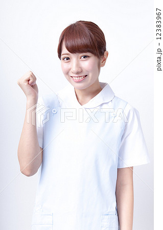 ガッツポーズをする女性ヘルパーさん ガッツポーズをする女性ヘルパーさん 12383967