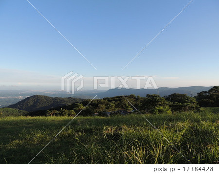 水石山公園からの草原と青空 水石山公園からの草原と青空 12384428