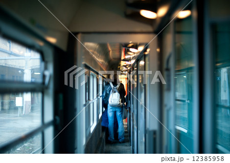 電車内の旅人 12385958
