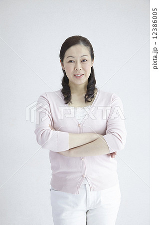 ４０代女性爽や問いかけ自然光ポートレイト 12386005