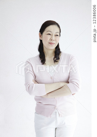 40代女性爽や問いかけ自然光ポートレイト 40代女性爽や問いかけ自然光ポートレイト 12386006