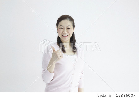 40代女性爽やスマイル自然光ポートレイト 40代女性爽やスマイル自然光ポートレイト 12386007
