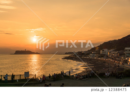 稲村ヶ崎より江ノ島方面に沈む夕日の写真素材