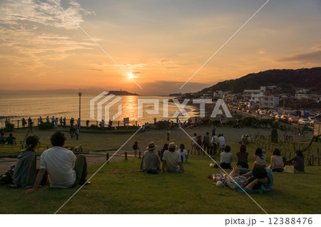 稲村ヶ崎より江ノ島方面に沈む夕日の写真素材