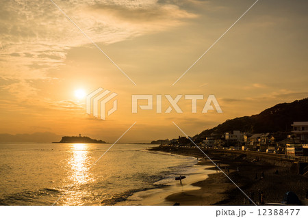 夕焼けの江ノ島 12388477
