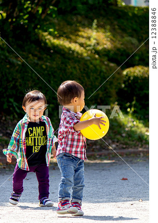 ボール遊びする幼児の写真素材