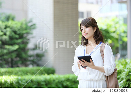 タブレット・若い女性 12389898