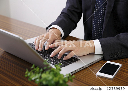 パソコンを使う男性の手 パソコンを使う男性の手 12389939