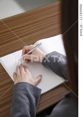 メモする女性 12389990