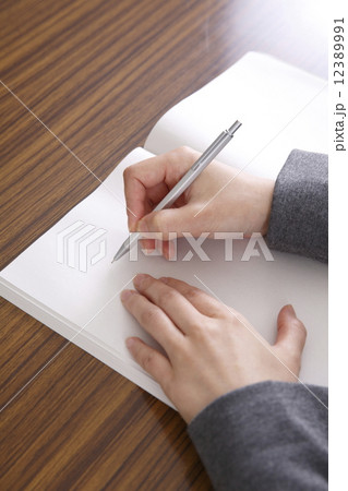メモする女性 メモする女性 12389991