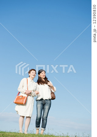 草原に立つ女性たち 12390830