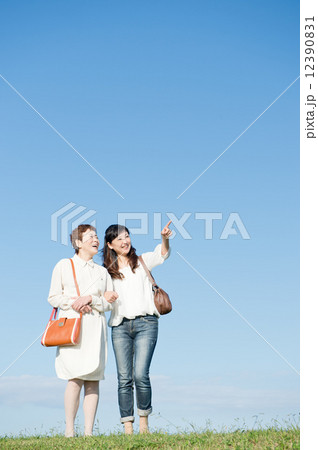 草原に立つ女性たち 12390831