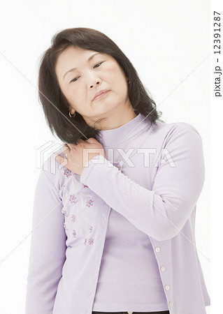 肩に手をあてる50代女性 12391287