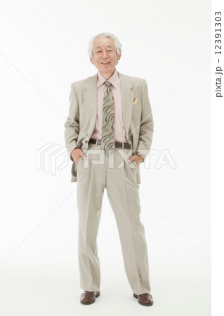 ポケットに手を入れる60代男性の写真素材 [12391303] - PIXTA