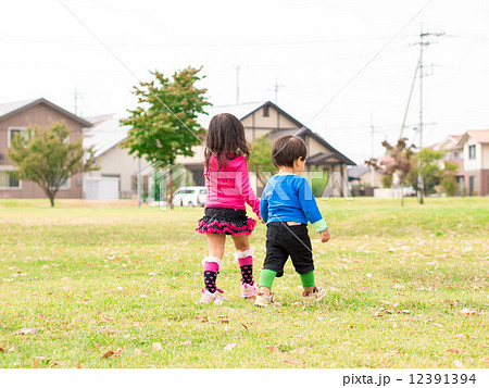 子供 兄弟仲良しの写真素材