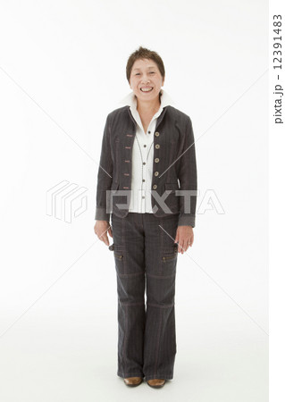笑顔の60代女性 12391483