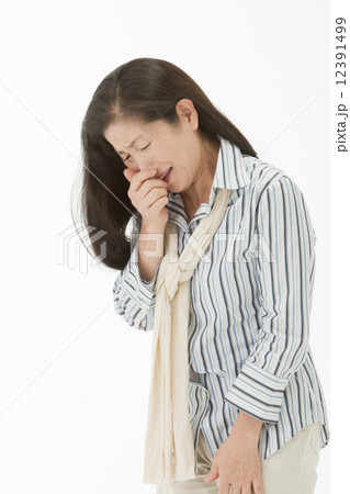 せき込む50代女性 せき込む50代女性 12391499