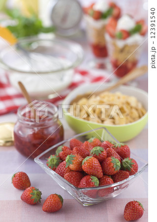 ストロベリーパフェ 材料の苺 12391540