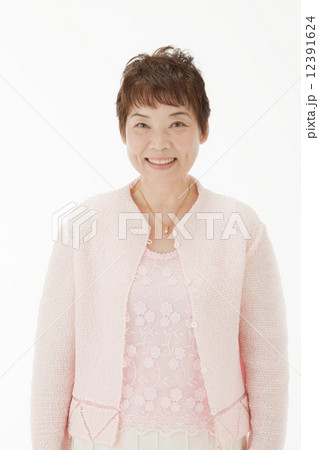 笑顔の60代女性 笑顔の60代女性 12391624