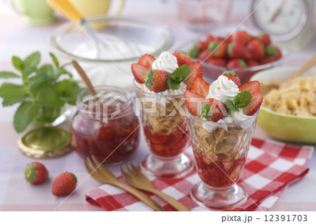 ストロベリーパフェ 12391703