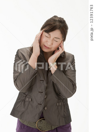 こめかみに手をあてる40代女性 こめかみに手をあてる40代女性 12391763