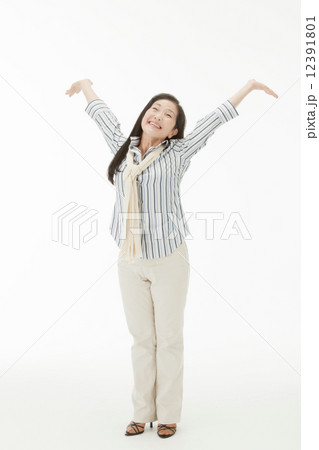 両手を広げて背伸びする50代女性 12391801