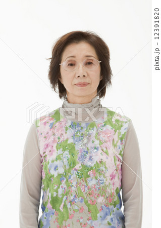 60代女性ポートレート 12391820