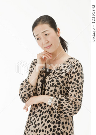 困った様子の40代女性 困った様子の40代女性 12391842