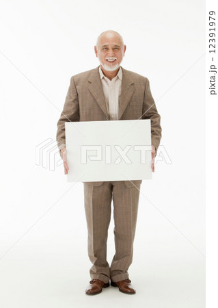 ホワイトボードを持つ60代男性 12391979