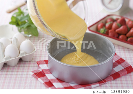 ケーキ作りの材料 型に流した生地 12391980