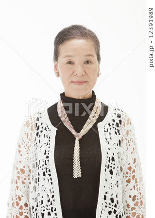 60代女性ポートレート 12391989